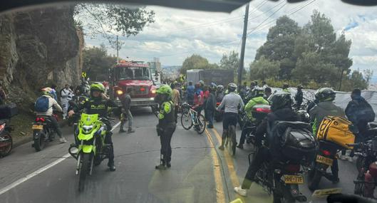 Grave accidente en la avenida Circunvalar (Bogotá): reportan al menos 2 motociclistas muertos arrollados por un camión en vía a La Calera. 