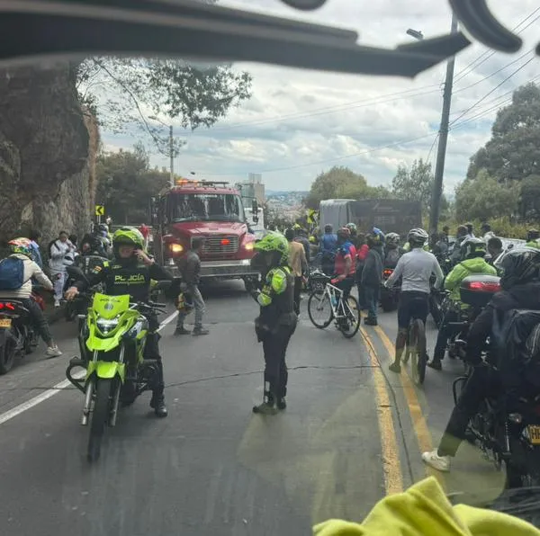 Grave accidente en la avenida Circunvalar (Bogotá): reportan al menos 2 motociclistas muertos arrollados por un camión en vía a La Calera. 