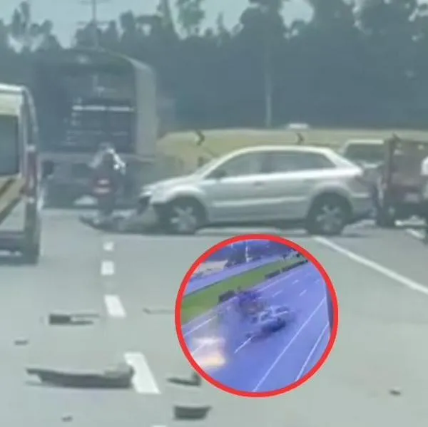Así quedó el carro que chocó en la vía Bogotá-Tunja. Una persona murió y 2 más quedaron heridas