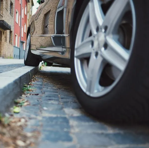 ¿Cómo hacer para que el carro no se pegue al anden?