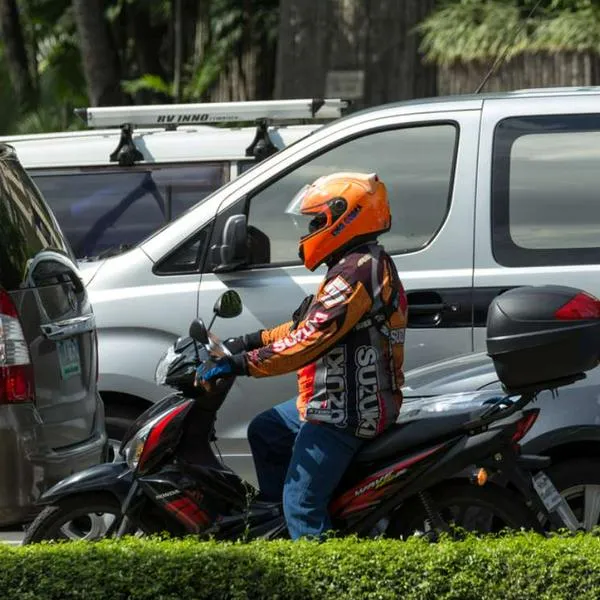 Foto de motociclista, en pregunta de si el acompañante de moto debe andar con chaleco reflectivo y qué dice la ley