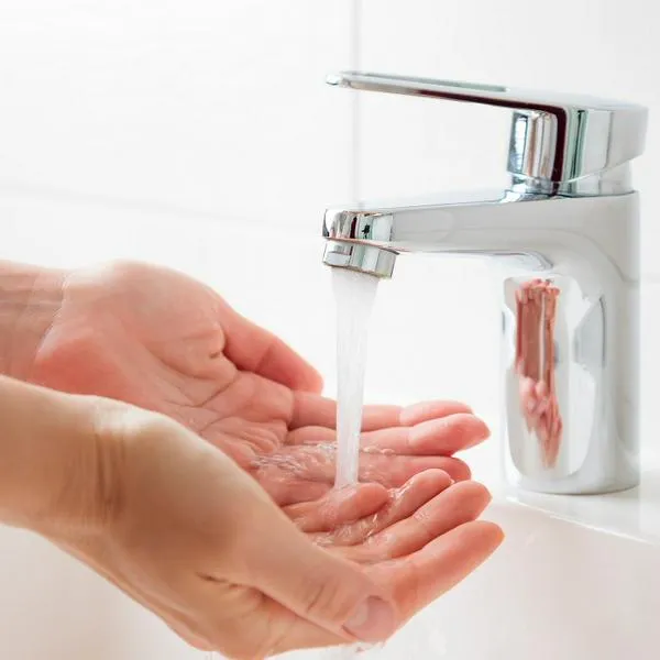 Persona lavándose las manos, en nota sobre cuánta agua pueden consumir estratos 1, 2 y 3 en Bogotá