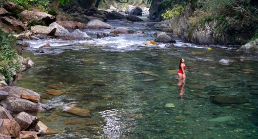 Foto de mujer en paseo de río, en nota de dónde bañarse en río cerca de Bogotá, en siete lugares recomendados por la IA