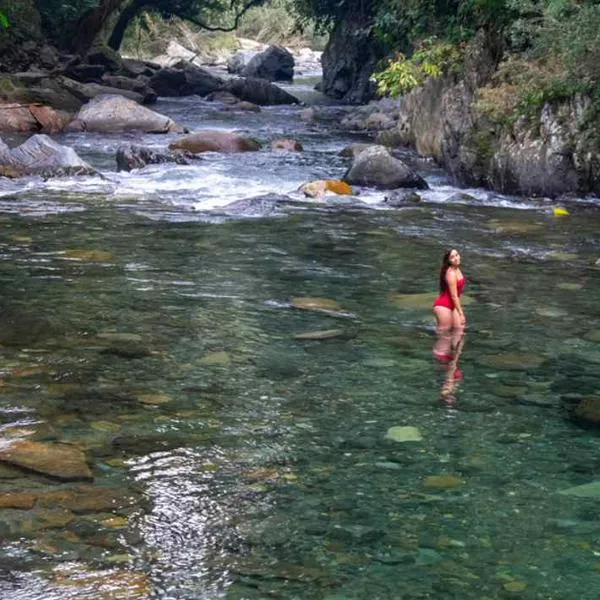 Foto de mujer en paseo de río, en nota de dónde bañarse en río cerca de Bogotá, en siete lugares recomendados por la IA