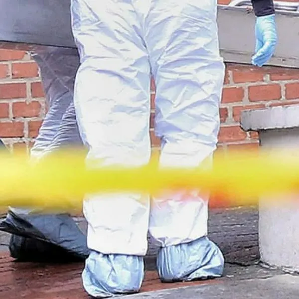 Mujer fue asesinada por defender a su marido de un robo afuera de su apartamento