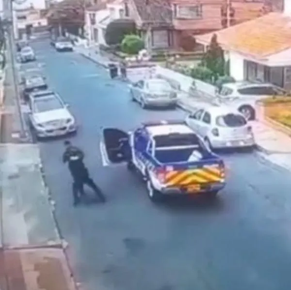 Hombre se lanza sobre patrulla de Policía. 