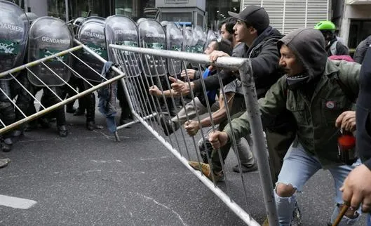 La oposición fracasa en su intento por rechazar el veto de Milei al aumento de las pensiones