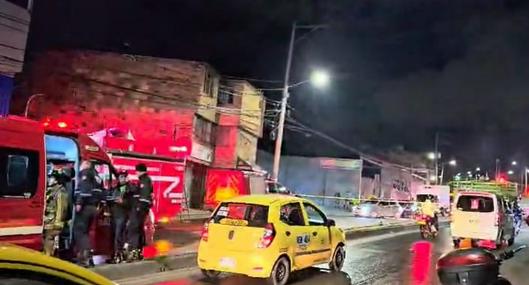 Grave incendio en bodega de la localidad de Usme, en el sur de Bogotá. Transmilenio ha resultado afectado con la emergencia y suspendió servicios. 