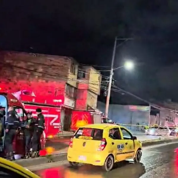 Grave incendio en bodega de la localidad de Usme, en el sur de Bogotá. Transmilenio ha resultado afectado con la emergencia y suspendió servicios. 