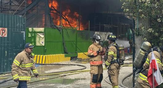 Voraz incendio en una chatarrería de Fontibón: almacenaban aceites y combustibles