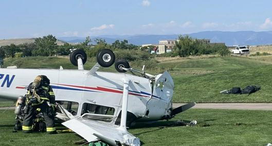 Dos personas sobrevivieron a accidente de avión en Denver: cayeron en un campo de golf