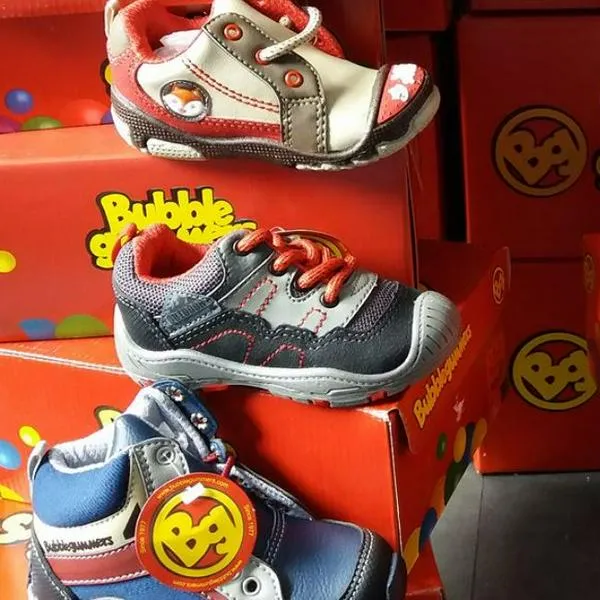 Foto de zapatos para niños, en nota de quién es dueño de Bubble Gummers, North Star y más, Bata así le va en Colombia