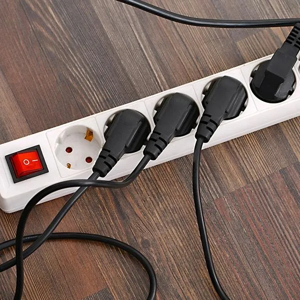 Foto de enchufes, en nota de qué electrodoméstico que se debe desconectar al salir de casa.
