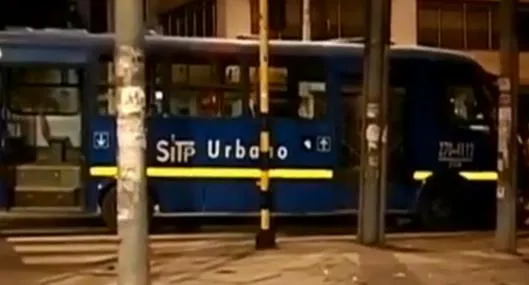 Doble feminicidio en bus del SITP, en Bogotá: hombre mató a su expareja y hasta atacó a la suegra cuando ambas iban como pasajeras. 