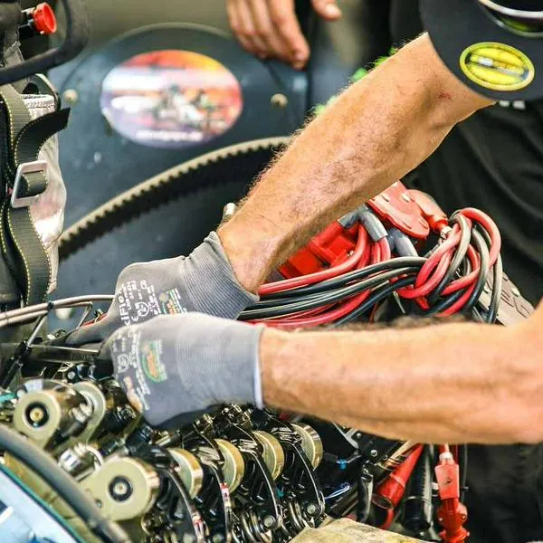Foto de mecánico, en nota de qué tan bueno es lavar el motor de un carro y claves sobre si mejora rendimiento