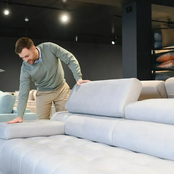 Pareja comprando muebles, en nota sobre trasnochón en la Feria del Hogar