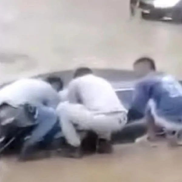 Video muestra cómo tres valientes hombres salvaron a mujer de ser arrastrada por un arroyo