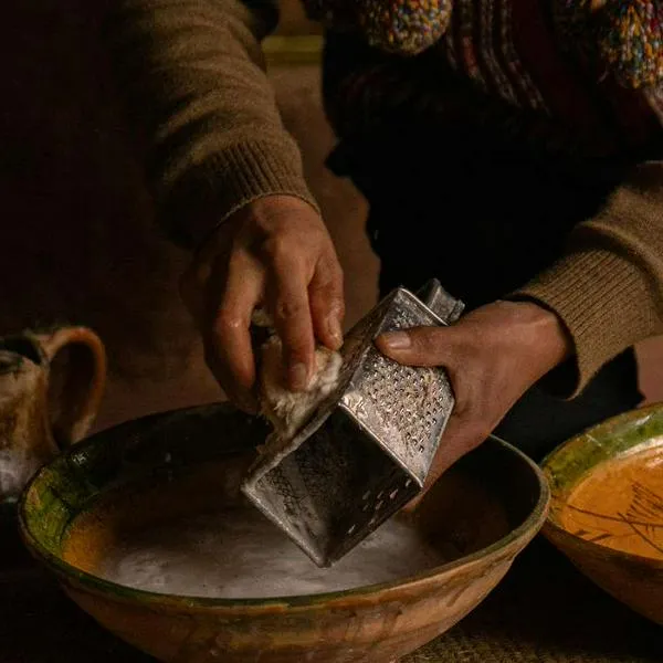 Foto de limpieza, en nota de cómo sacar el óxido de un rallador de cocina a punta de trucos caseros de abuela
