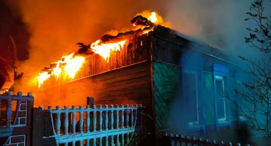 Niña de 6 años muere en incendio que habría provocado una adolescente