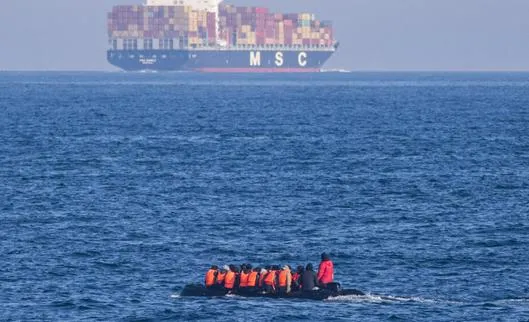 Ocho migrantes mueren al intentar atravesar el Canal de la Mancha