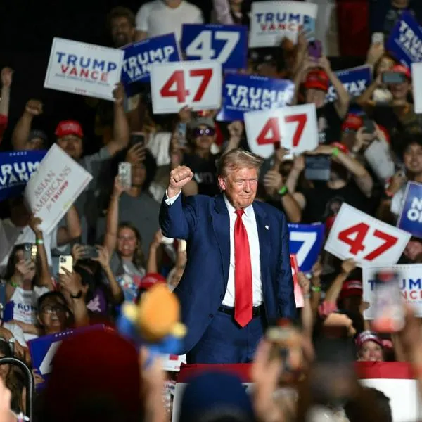 Donald Trump sale ileso de tiroteo. 
