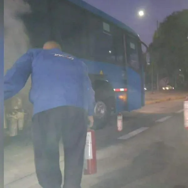 Emergencia en bus del Mío de Cali; controlan inicio de incendio y los pasajeros fueron evacuados