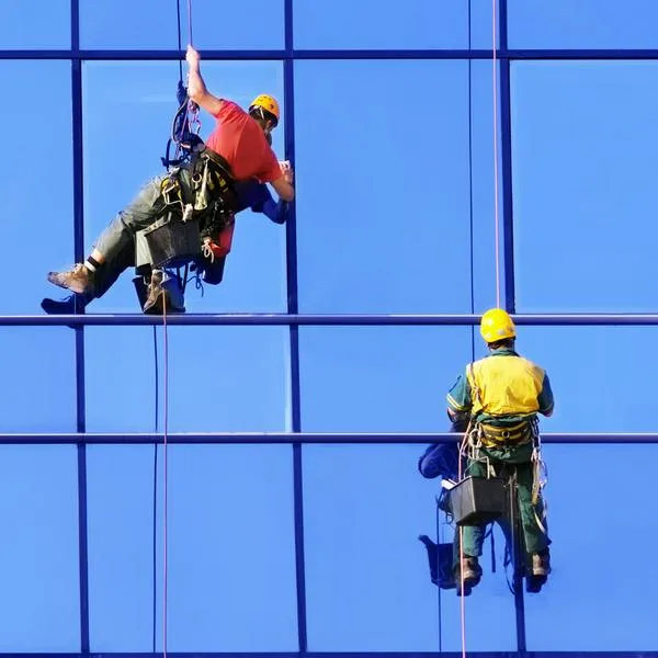 ¿Cuánto gana un limpia vidrios de edificios en Colombia 2024? Habilidades y más 