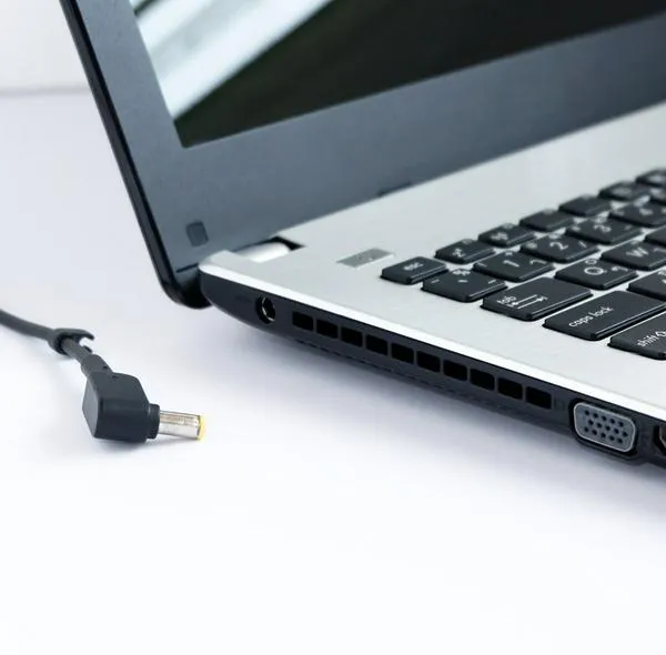 ¿Qué debe conectar primero el cargador o el computador? 