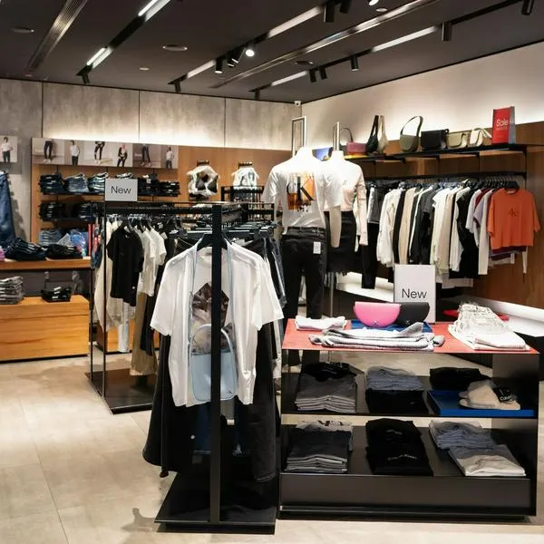 Tiendas de ropa y tenis en Colombia, con bajas ventas en agosto según Fenalco