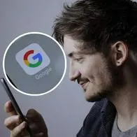 Fotos de persona con celular y dispositivo, en nota de cómo tener más espacio en Google Fotos sin borrar y gratis, con truco muy fácil