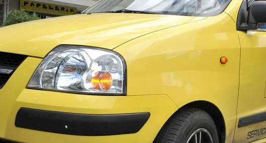 ¿Cómo le parece? Taxista arrolló a dos policías mientras realizaba un giro prohibido en una avenida de Bogotá