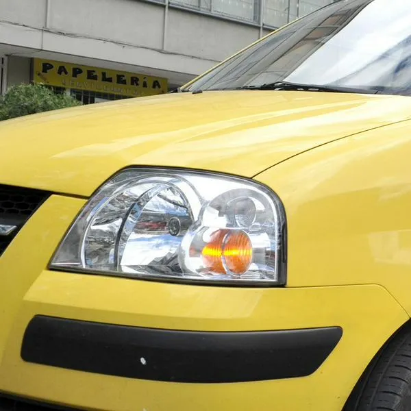 ¿Cómo le parece? Taxista arrolló a dos policías mientras realizaba un giro prohibido en una avenida de Bogotá