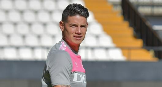 James Rodríguez se divirtió en el banco de suplentes del Rayo Vallecano y así se dejó ver. El colombiano tiró risa con otro compañero.