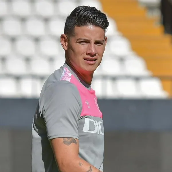 James Rodríguez se divirtió en el banco de suplentes del Rayo Vallecano y así se dejó ver. El colombiano tiró risa con otro compañero.