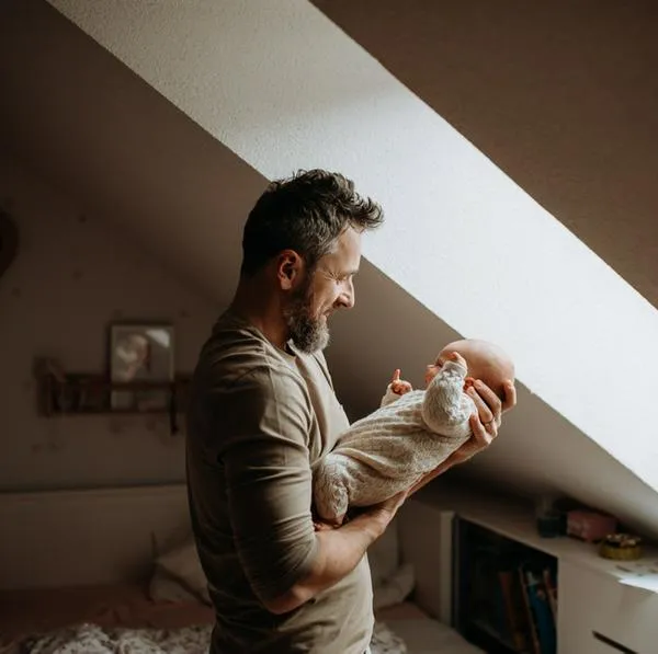 Licencia de paternidad remunerada cambiaría en reforma laboral: cómo quedaría