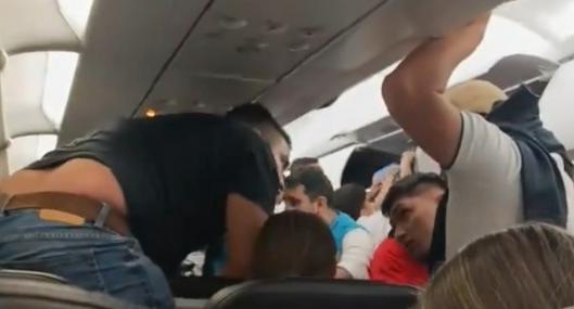 Pánico en vuelo por vendaval. 