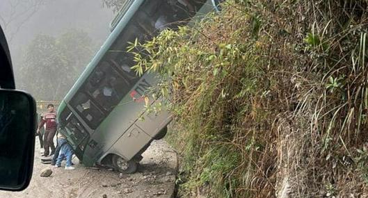 Trágico accidente en Machu Picchu (Perú), donde un bus se cayó unos 15 metros por un abismo y hay al menos 30 turistas heridos. El sitio fue cerrado. 