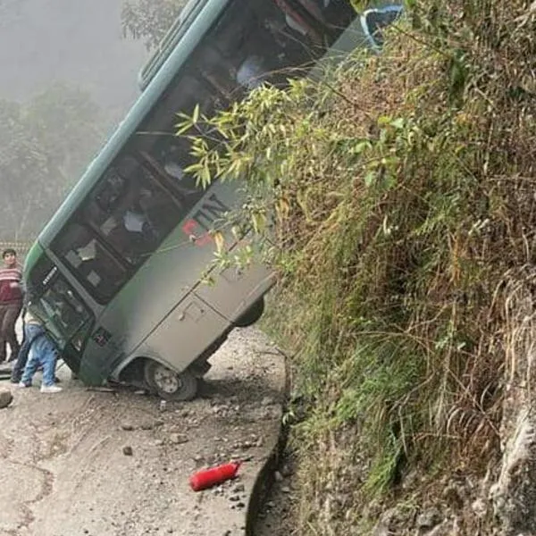 Trágico accidente en Machu Picchu (Perú), donde un bus se cayó unos 15 metros por un abismo y hay al menos 30 turistas heridos. El sitio fue cerrado. 