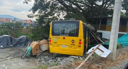 Bus alimentador de Megabús se estrella contra una vivienda en la vía Altagracia, Pereira 