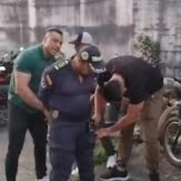 Agente de tránsito cayó con 'las manos en la plata': estaba sobornando a cinco conductores