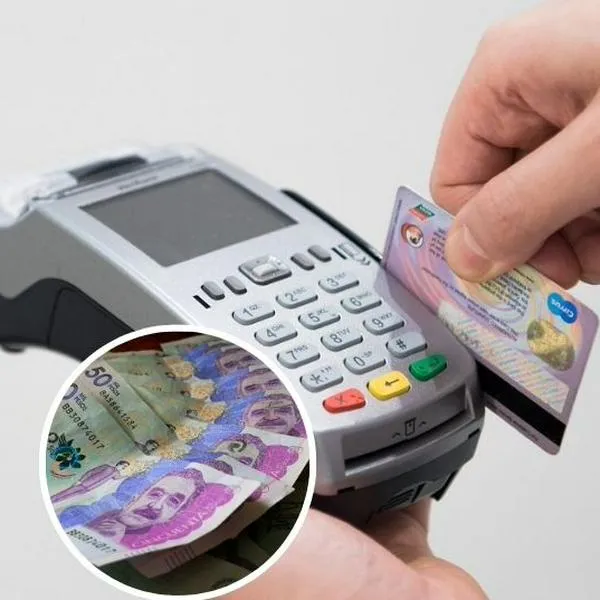Foto de pago en Datáfono y billetes, en nota de qué es mejor con tarjeta, pagar con moneda local o pesos colombianos en exterior