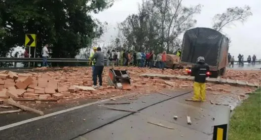 Accidente de tránsito en la vía al Llano con 6 vehículos involucrados deja 4 heridos