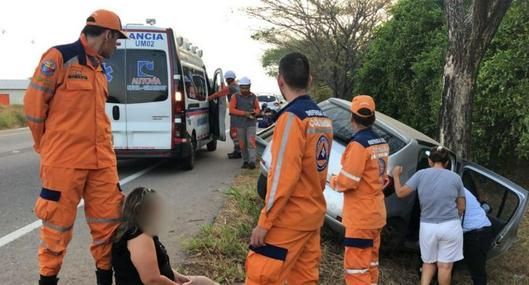 Aparatoso accidente en el Tolima; vehículo se salió de la vía y chocó contra un árbol 