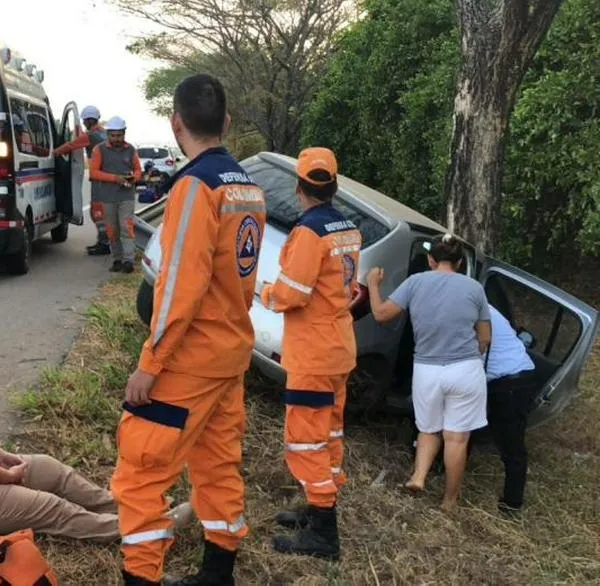 Aparatoso accidente en el Tolima; vehículo se salió de la vía y chocó contra un árbol 