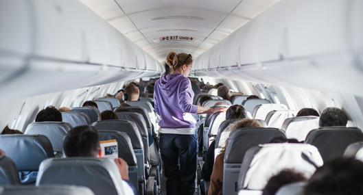 Por qué se debería viajar con pantalón largo en un avión: detalles y recomendación