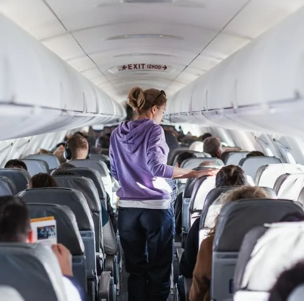 Por qué se debería viajar con pantalón largo en un avión: detalles y recomendación