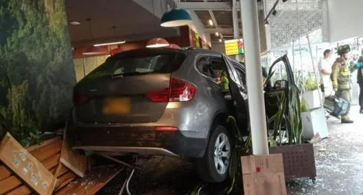 Así quedó la camioneta BMW que se chocó en un Carulla de Cedritos, en Bogotá. La Policía dio una hipótesis