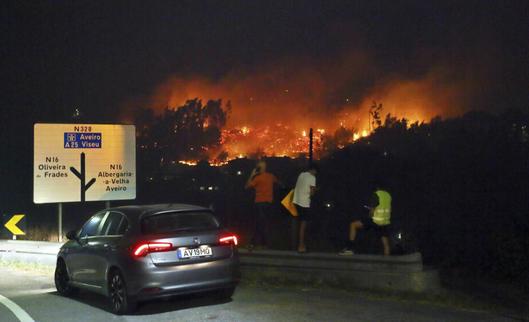 En pleno estado de calamidad, Portugal lucha contra 64 incendios activos