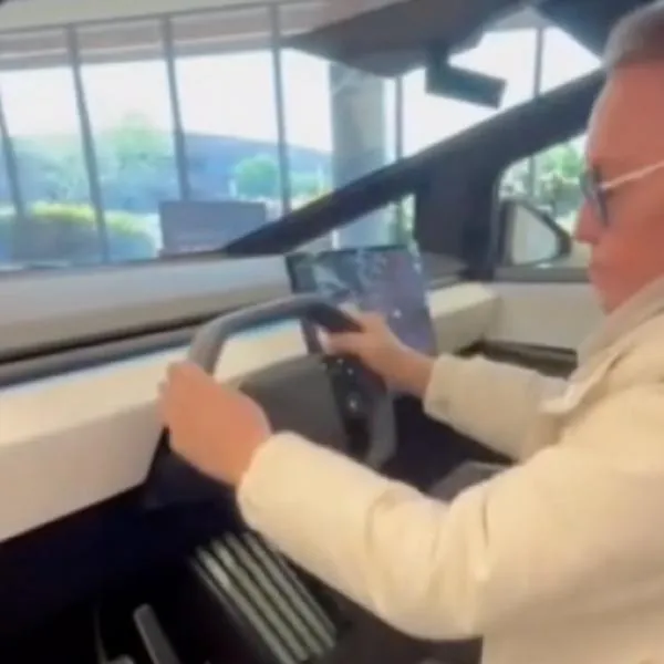 ¿Cuánto pagó? Giovanny Ayala se compró el carro de sus sueños y reaccionó como un niño 