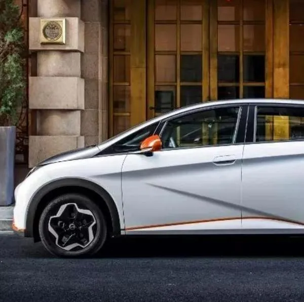 Los precios de carros eléctricos podrían bajar un 30 % por la competencia entre fabricantes tradicionales y marcas chinas, advierte Ford.
